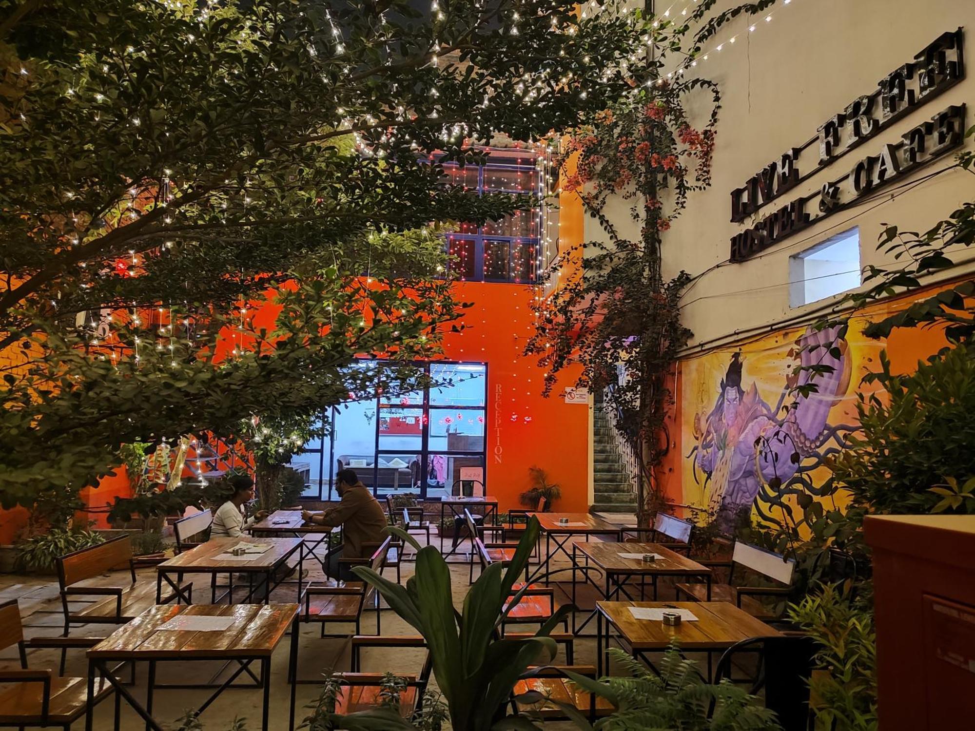 Live Free Hostel Varanasi Exterior photo